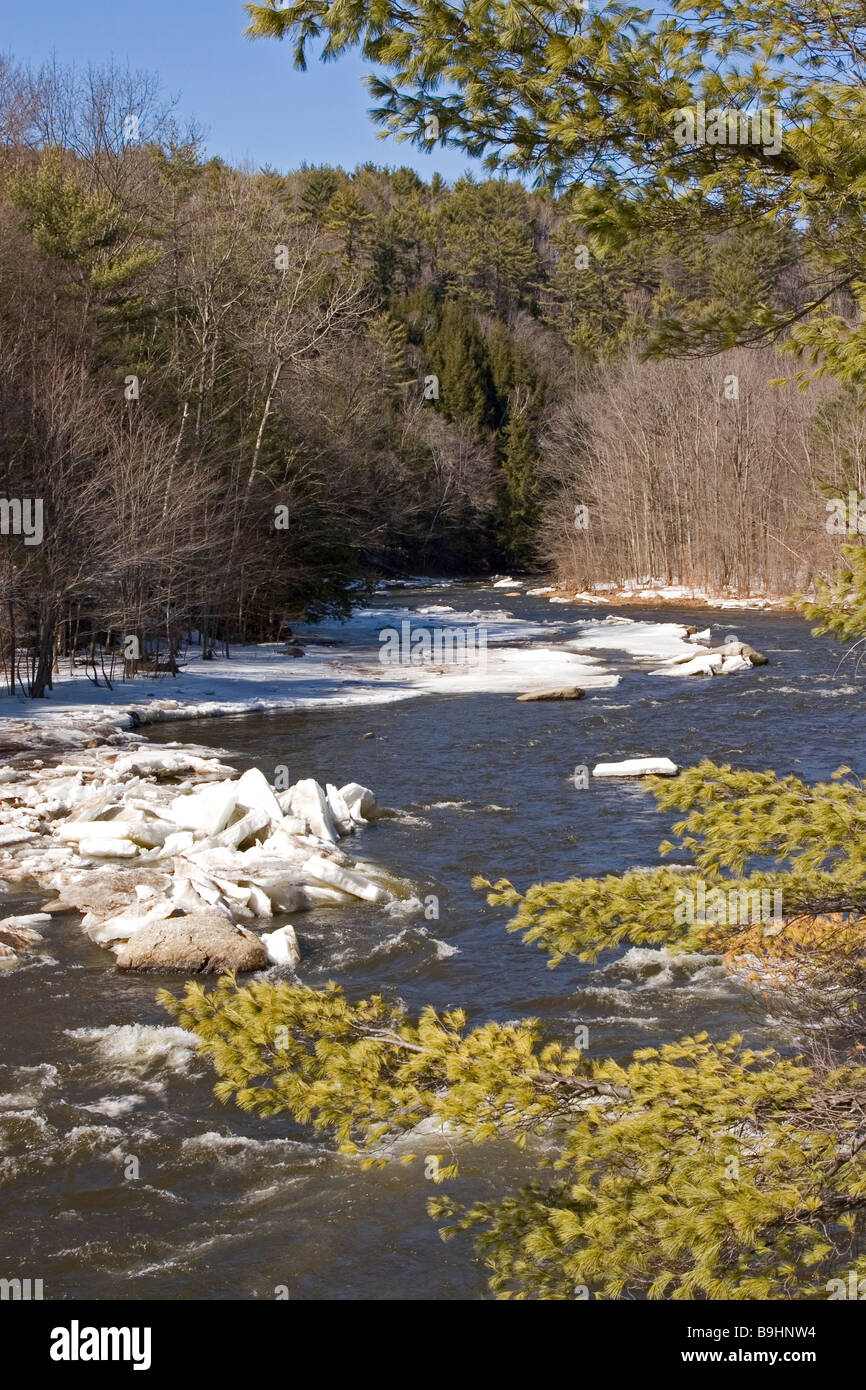 La primavera arriva allo stato fuso per il fiume di zucchero nella parte occidentale del New Hampshire. Foto Stock