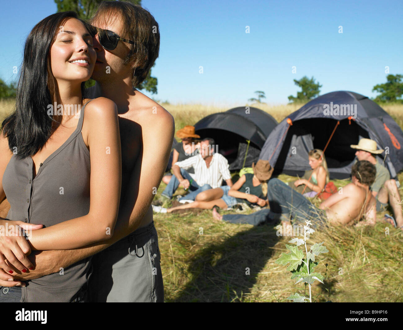 Giovane kissing, Tende zaino in spalla Foto Stock