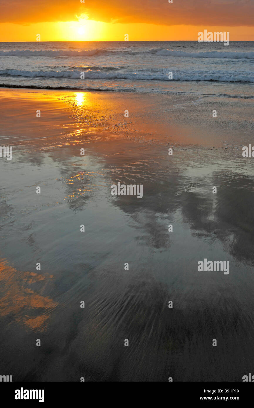 Il tramonto e la riflessione nell'Oceano Atlantico, Fuerteventura, Isole Canarie, Spagna, Europa Foto Stock