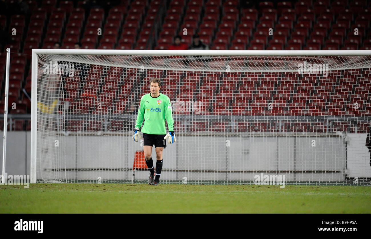 Ex national team player Jens LEHMANN, VfB Stuttgart, in piedi al traguardo davanti a gabbie vuote, Mercedes-Benz Arena, St Foto Stock