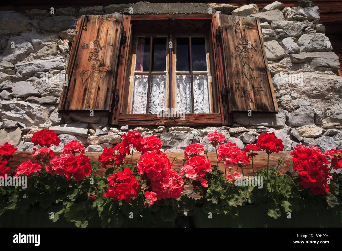 Tirolo Austria casa rustico vecchio dettaglio windows fiore-scatole gerani molla Karwendel-regione di pietra-house residence agriturismo Foto Stock