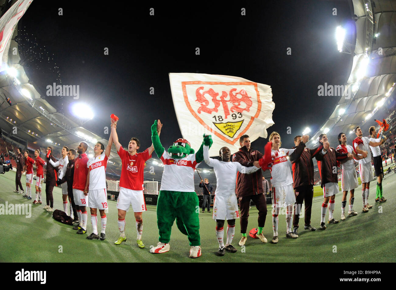 VfB Stuttgart team celebrando la vittoria con la mascotte Fritzle nel blocco della ventola, Mercedes-Benz Arena, Stoccarda, Baden-Wuerttem Foto Stock