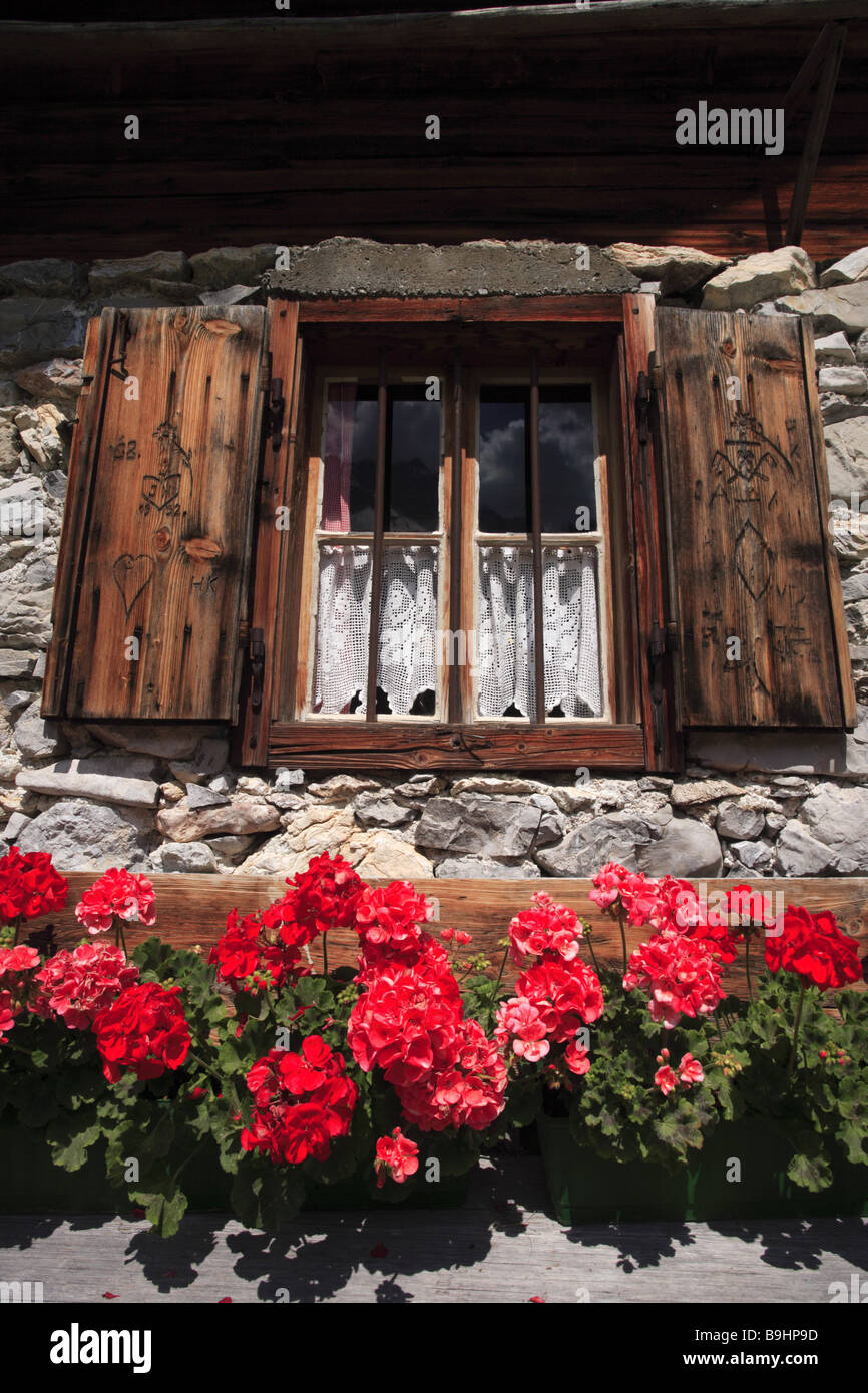 Tirolo Austria casa rustico vecchio dettaglio windows bank fiore-scatole gerani molla Karwendel-regione di pietra-house residence Foto Stock