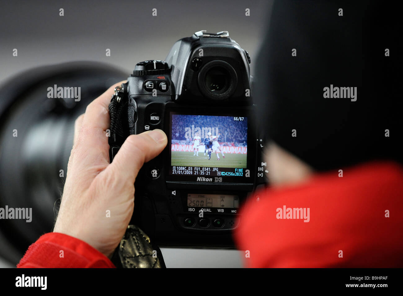 Sport photgrapher utilizzando una Nikon D3 Foto Stock
