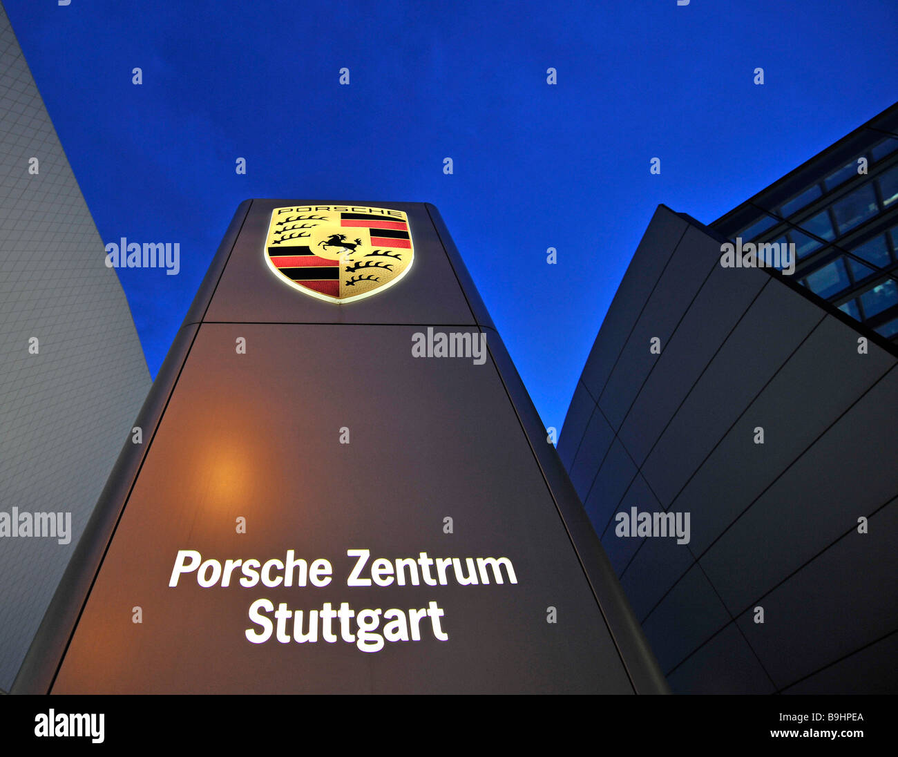 Night Shot di un pilastro di segnaletica presso la sede centrale di Porsche, Zuffenhausen, Stoccarda, Baden-Wuerttemberg, Germania, Europa Foto Stock