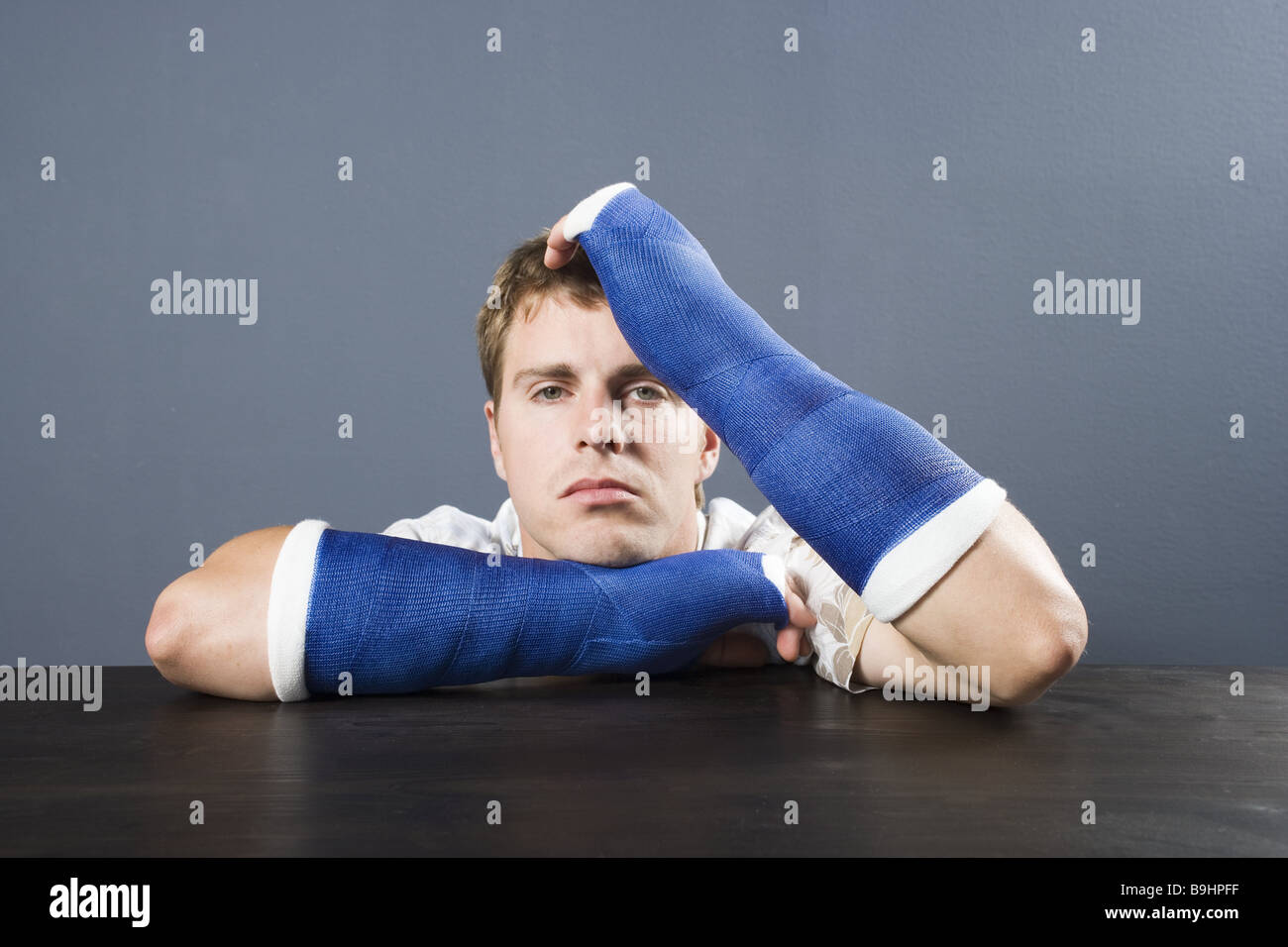 L uomo del braccio in gesso purtroppo serie verticale braccio di persone ferite fratture braccio-breaks intonacato in calchi in gesso ostacolo Foto Stock