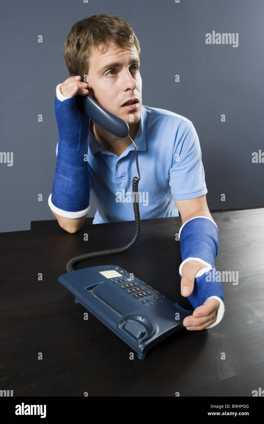 L'uomo dettaglio del braccio in gesso telefonando serie braccio persone ferite fratture braccio-rompe il gesso intonacato nel cast handicap Foto Stock