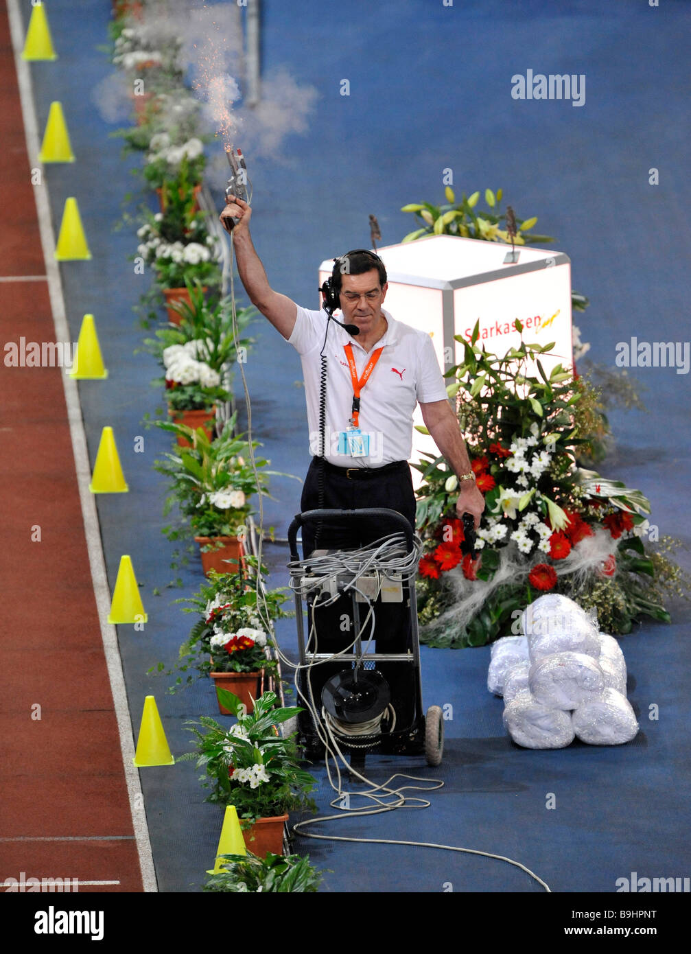 Il segnale di partenza con una pistola, Sparkassen-Cup 2009, Stoccarda, Baden-Wuerttemberg, Germania, Europa Foto Stock