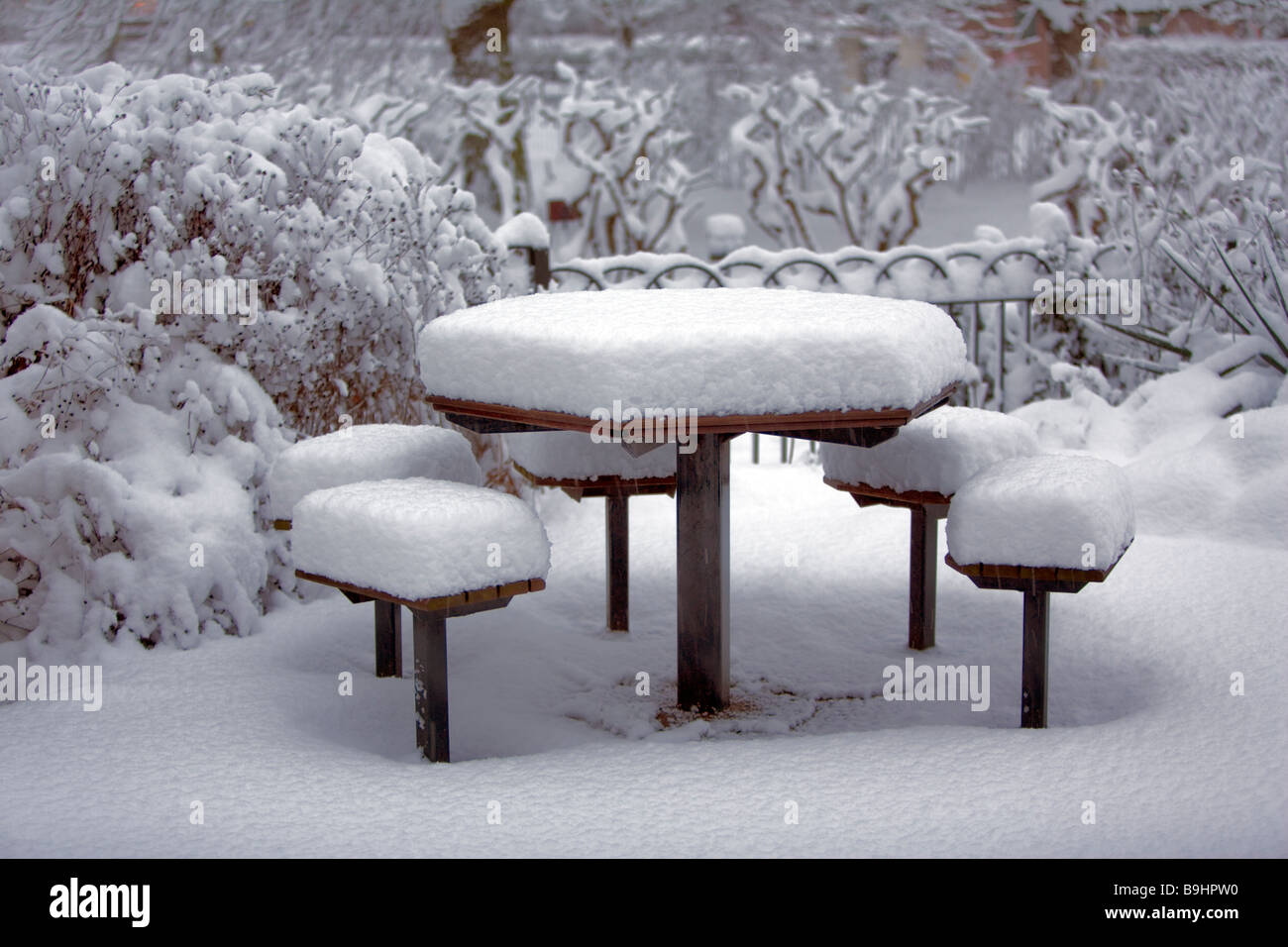Scena di neve - nevicata copre tavolo da picnic e sedili - Londra, Inghilterra 2009 Foto Stock