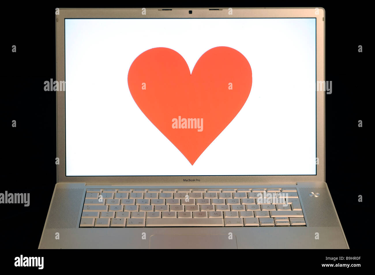 Cuore su un MacBook Pro Apple Schermo, simbolo per incontri online Foto Stock