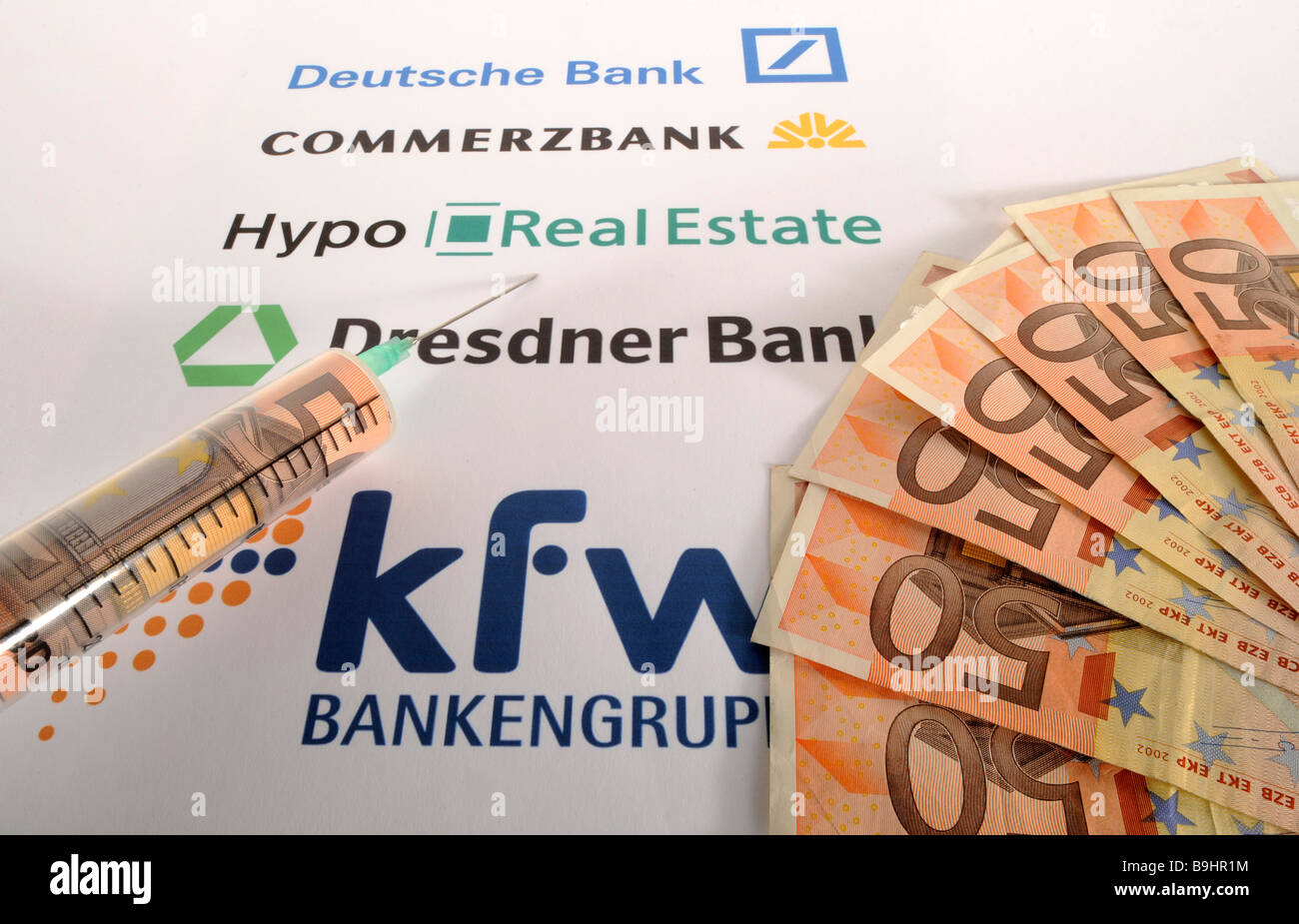 Ago da iniezione di loghi di diverse banche e 50 le banconote in euro, immagine simbolica per iniezione di liquidità, l'economia boost Foto Stock
