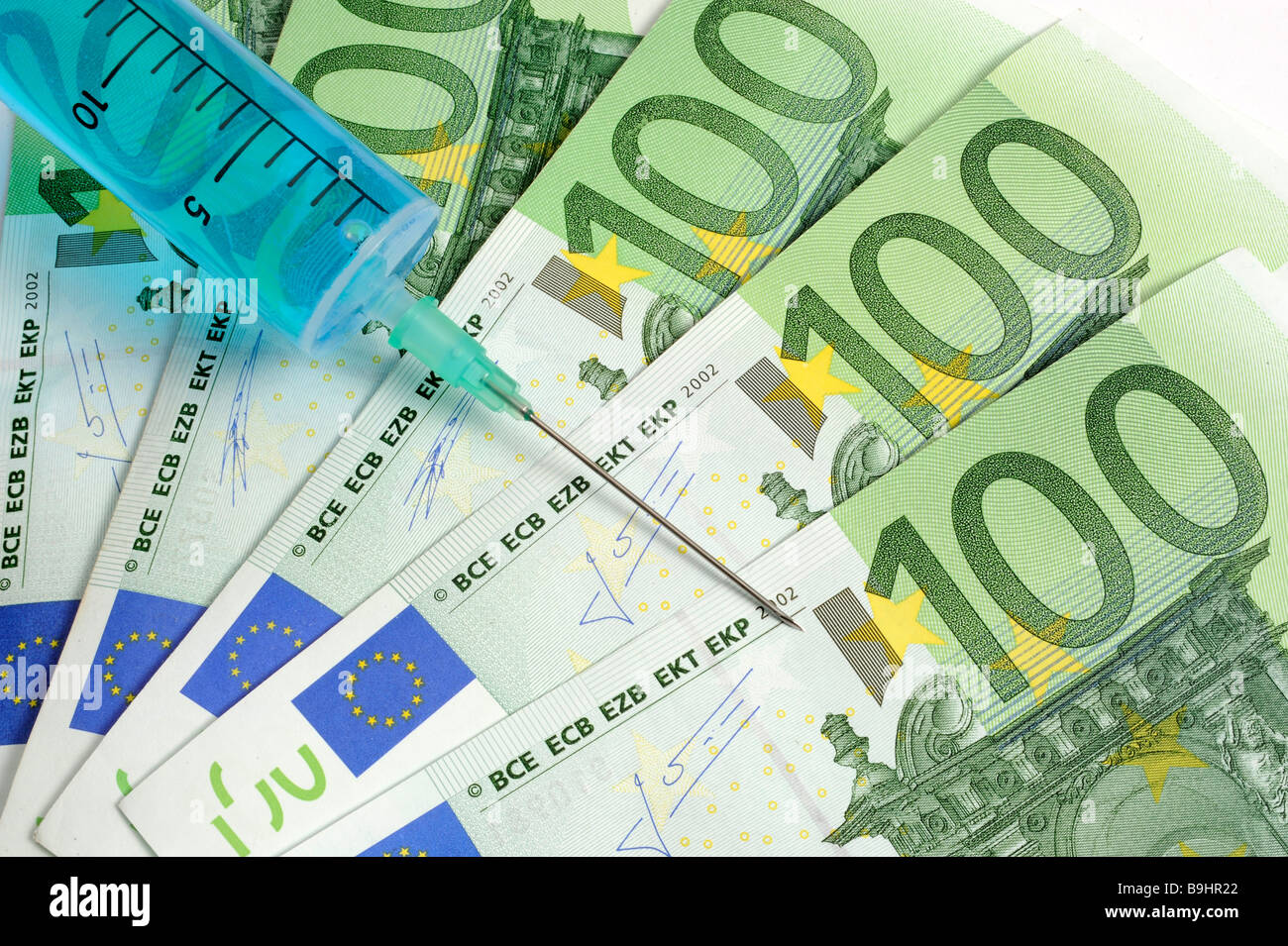 Ago di iniezione 100 sulle banconote in euro, immagine simbolica per iniezione di liquidità, l'economia boost Foto Stock
