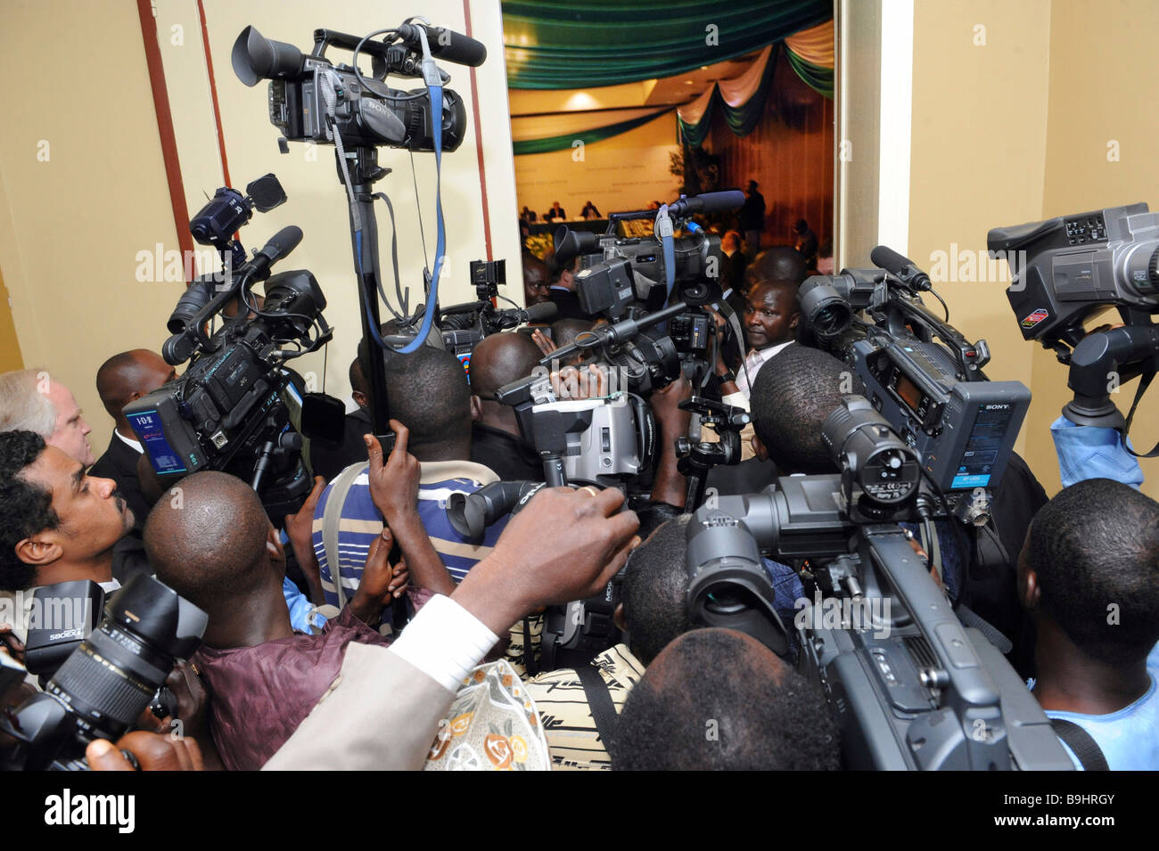 Schiacciare delle squadre della fotocamera durante la visita di Stato del presidente tedesco Horst Koehler ad Abuja, Nigeria, Africa Foto Stock