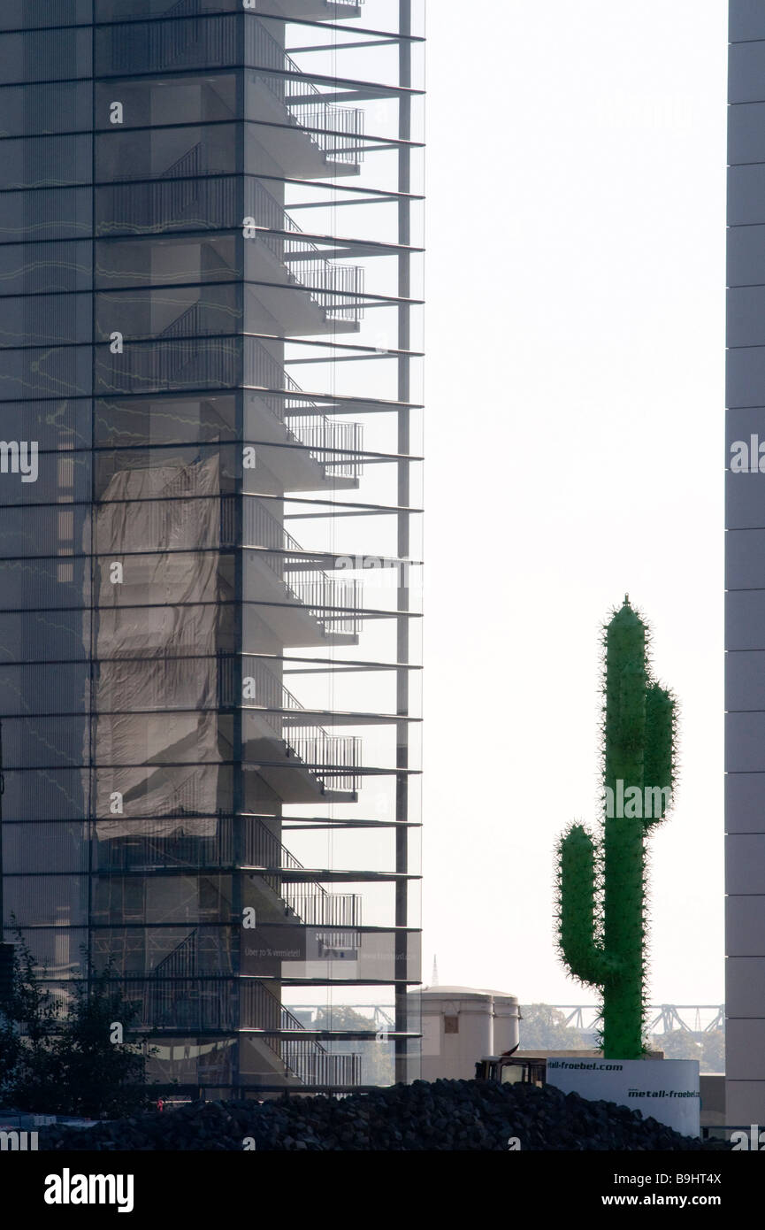 Edificio Kranhaus, nuova costruzione sul porto Rheinauhafen, e cactus di metallo, Colonia, nella Renania settentrionale-Vestfalia, Germania Foto Stock