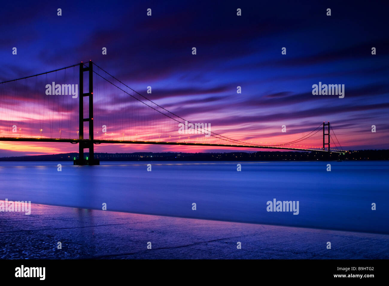 Il Humber Bridge sul fiume Humber tra North Lincolnshire e East Yorkshire di sera Foto Stock