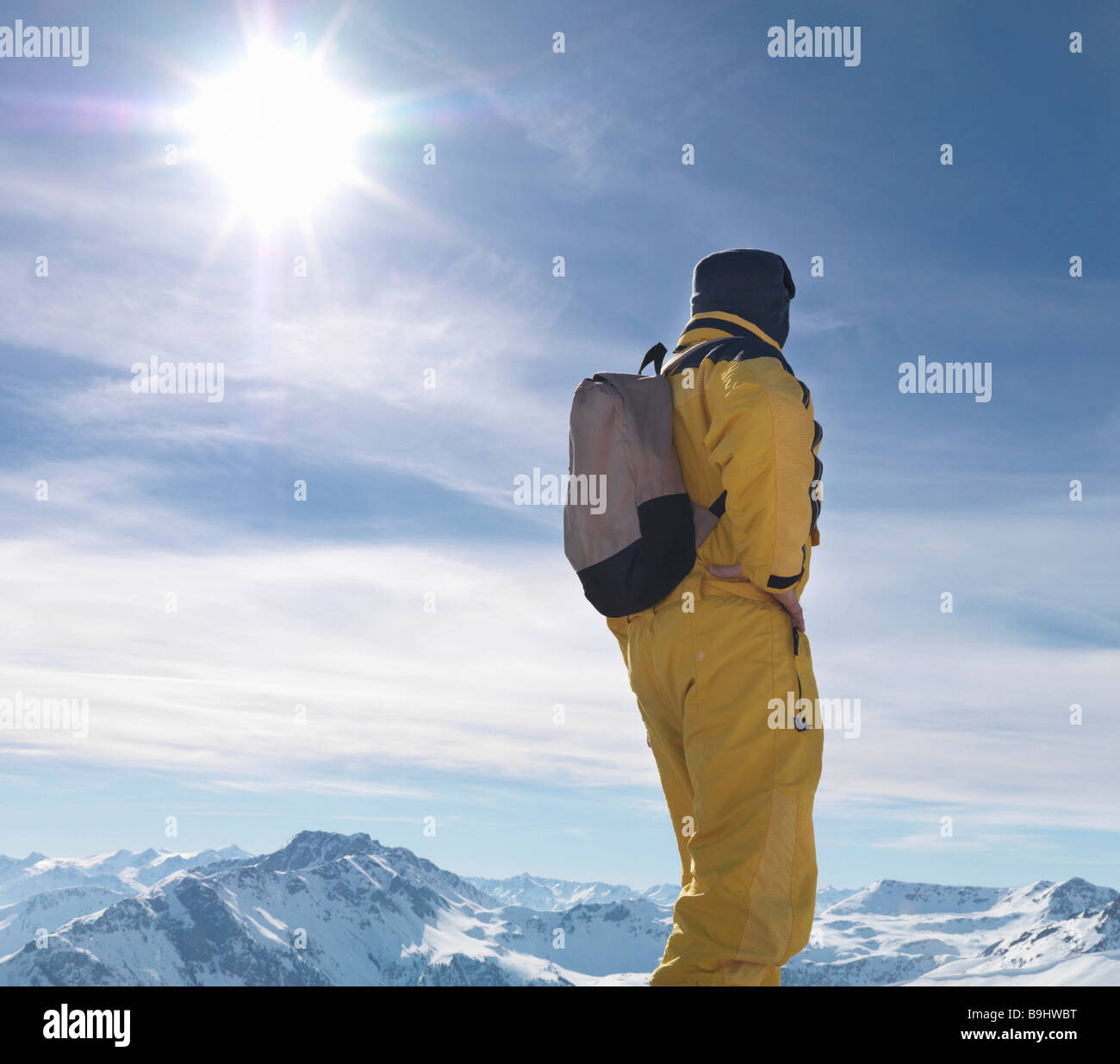 Uomo in piedi sulla cima della montagna Foto Stock