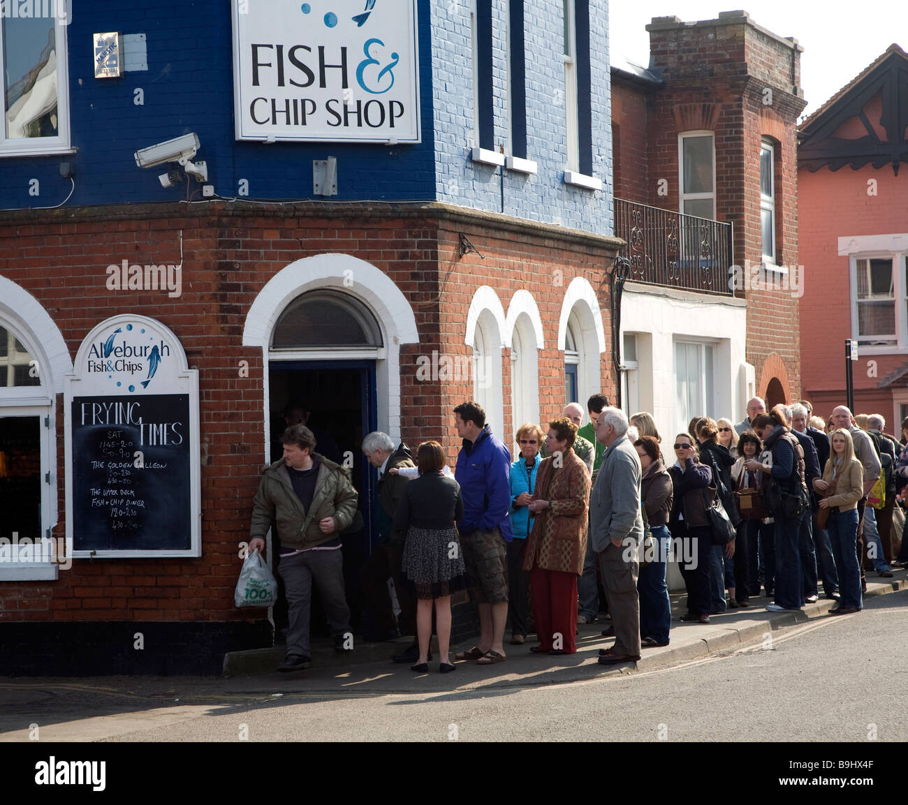 Coda davanti al famoso pesce e chip shop, Aldeburgh, Suffolk, Inghilterra Foto Stock