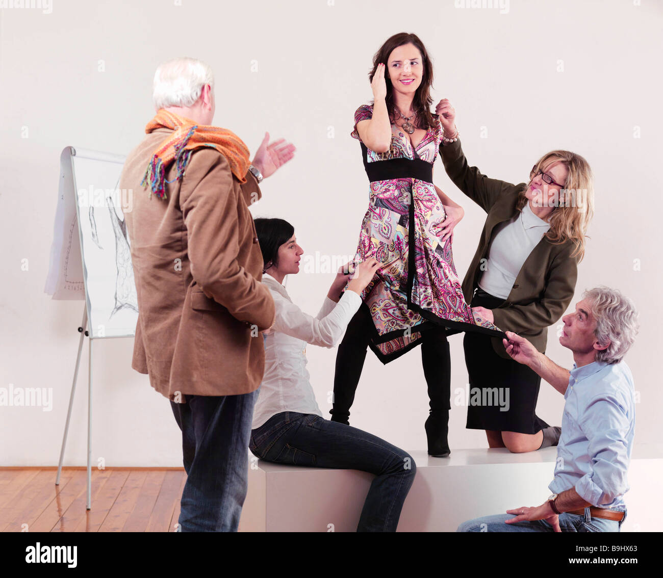 I designer di moda vestire di regolazione Foto Stock