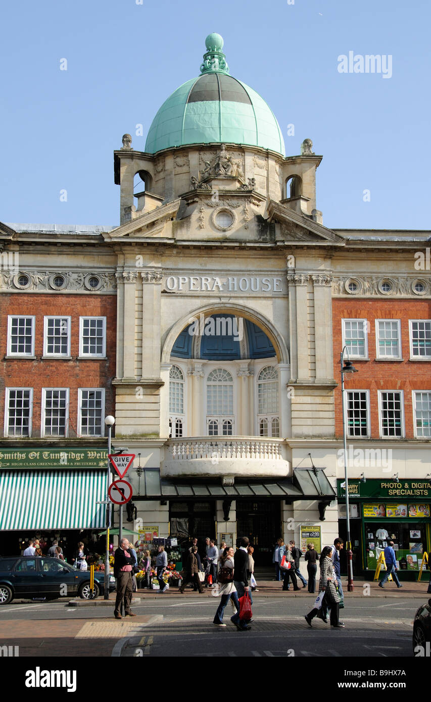 Mount Pleasant Road Royal Tunbridge Wells Kent England acquirenti al di fuori della Vecchia Opera House building Foto Stock