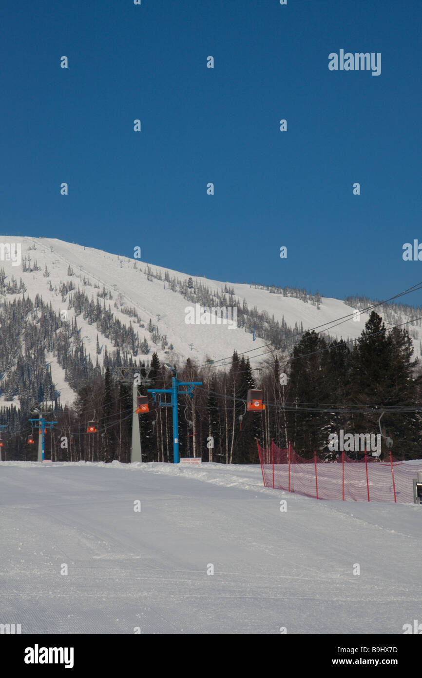 Lunga salita per lo sci e lo snowboard con ascensore Foto Stock