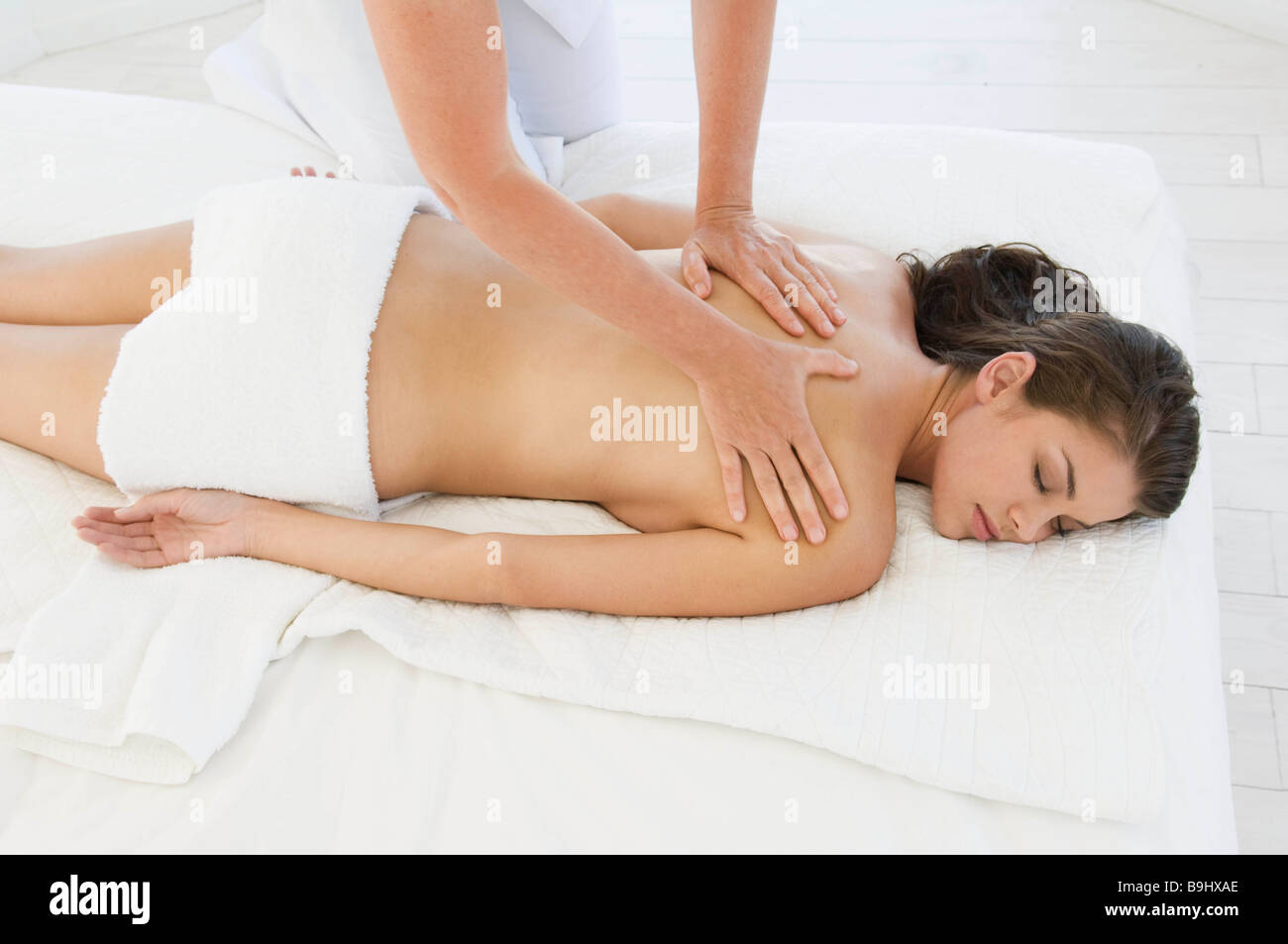 Femmina essendo dato massaggi Foto Stock