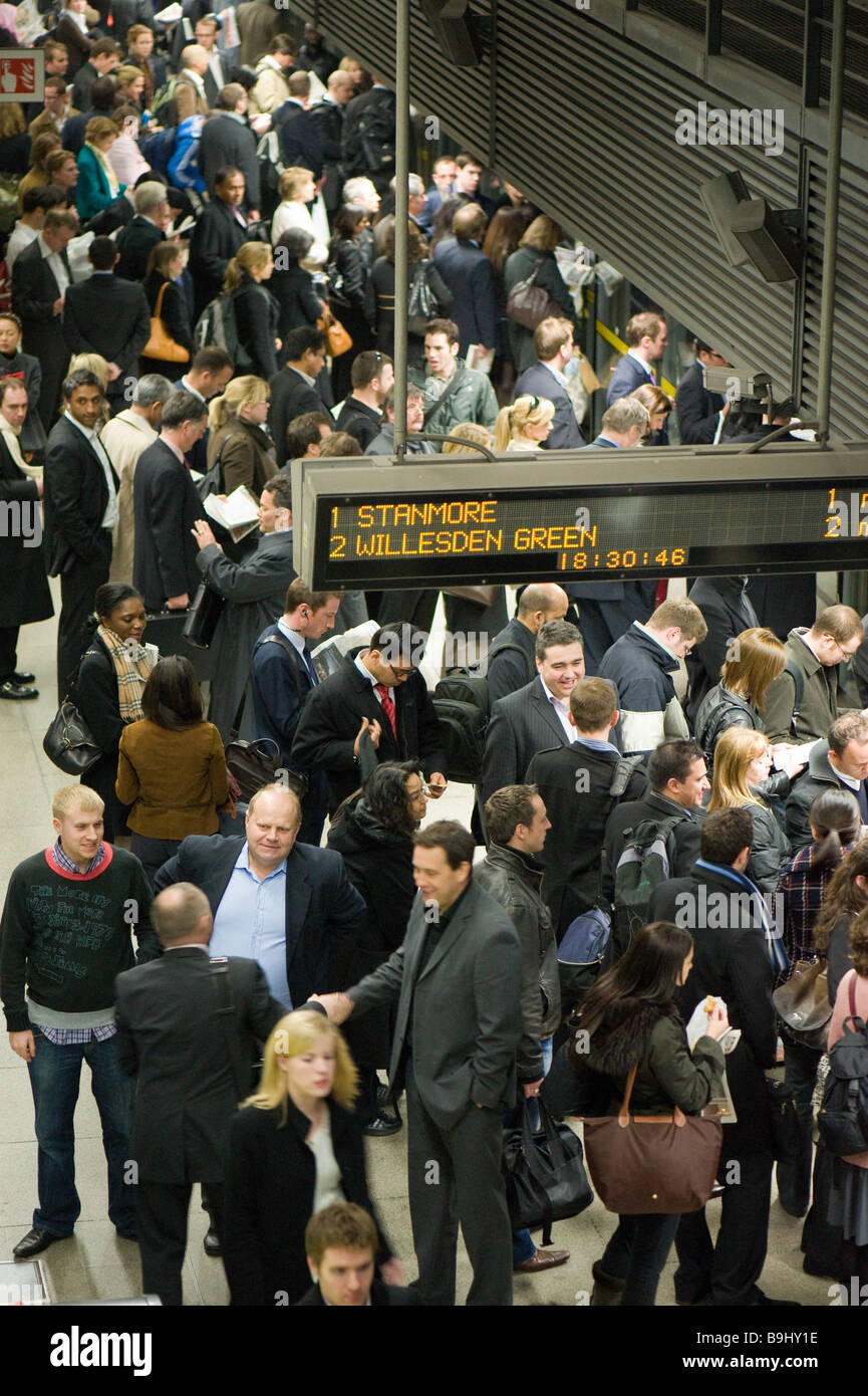 Pendolari sulla piattaforma affollate in attesa di stazione Canary Wharf Docklands Londra Regno Unito Foto Stock