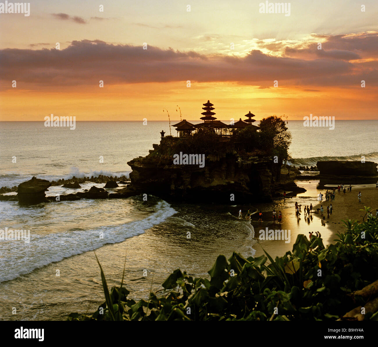 Pura Tanah Lot, tempio dell'oceano, crepuscolo, Bali, Indonesia, sud-est asiatico Foto Stock