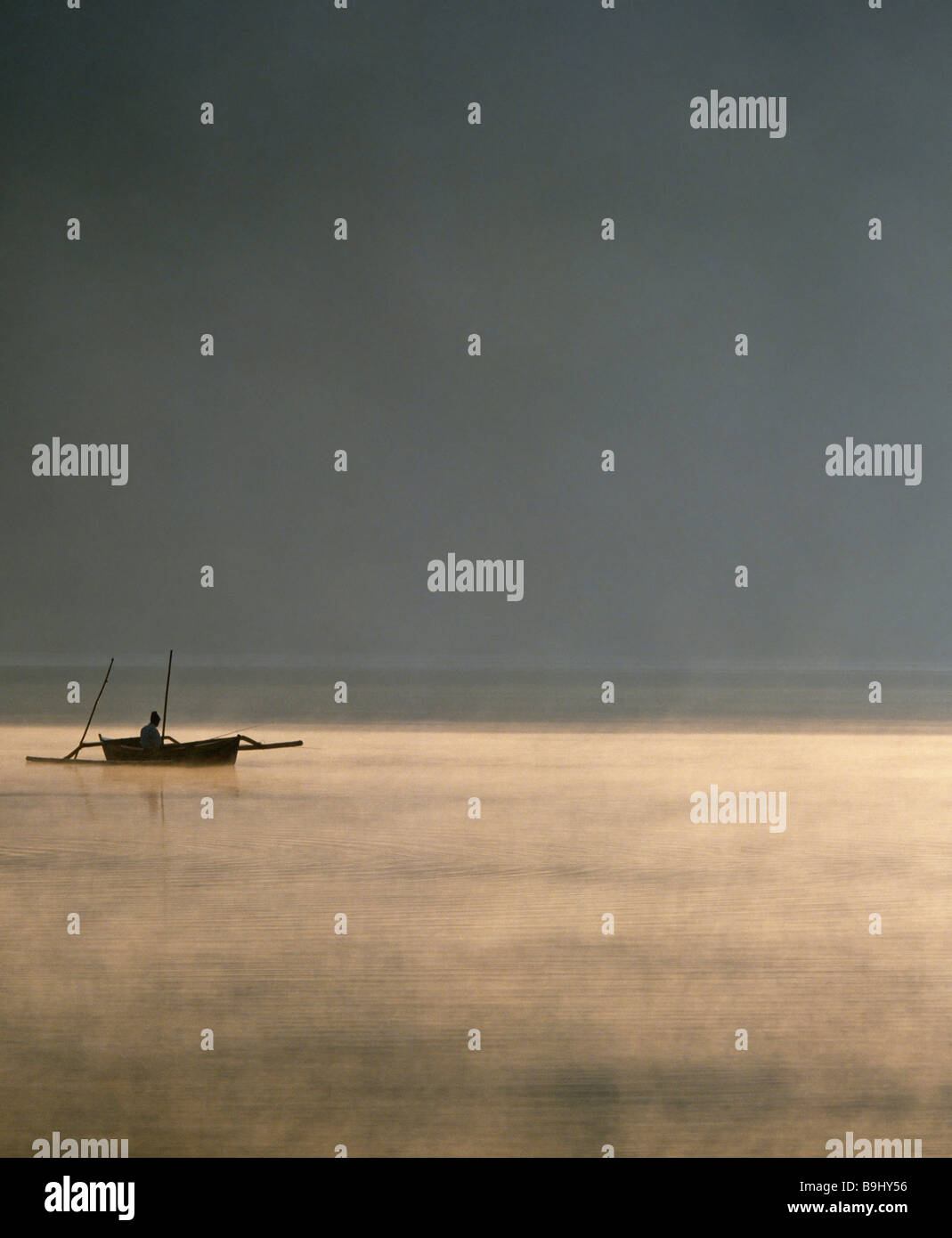 Pescatore sul lago Bratan, la luce del mattino, Bali, Indonesia, sud-est asiatico Foto Stock