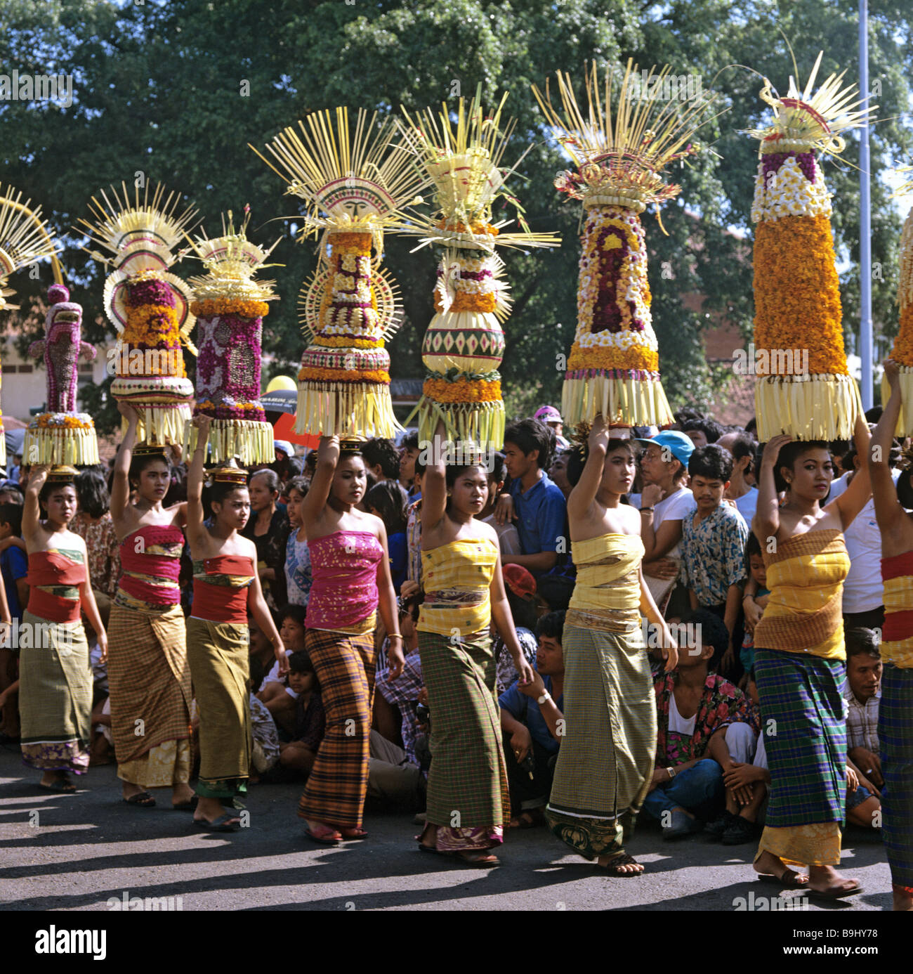 Le donne con le offerte sacrificali, processione, Denpasar, Bali, Indonesia, sud-est asiatico Foto Stock