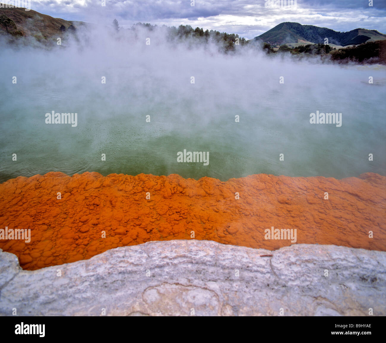 Pool di Champagne, hot springs, area geotermale Waiotapu, Rotorua, Isola del nord, Nuova Zelanda Foto Stock