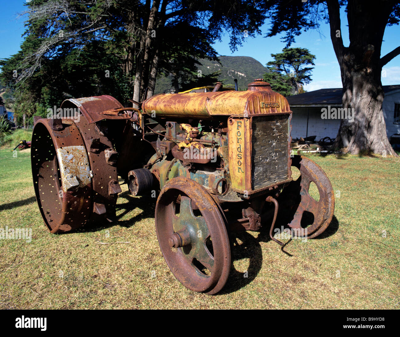 Vecchio trattore, arrugginito, Isola del nord, Nuova Zelanda Foto Stock