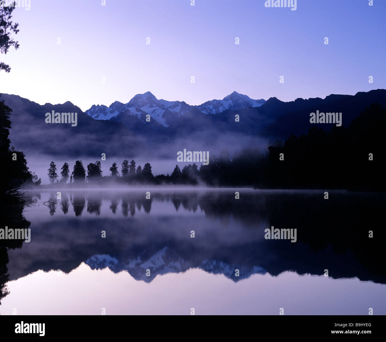 Matheson Lago con o Aoraki Monte Cook riflessa sulla superficie, Alpi del Sud, Isola del Sud, Nuova Zelanda Foto Stock
