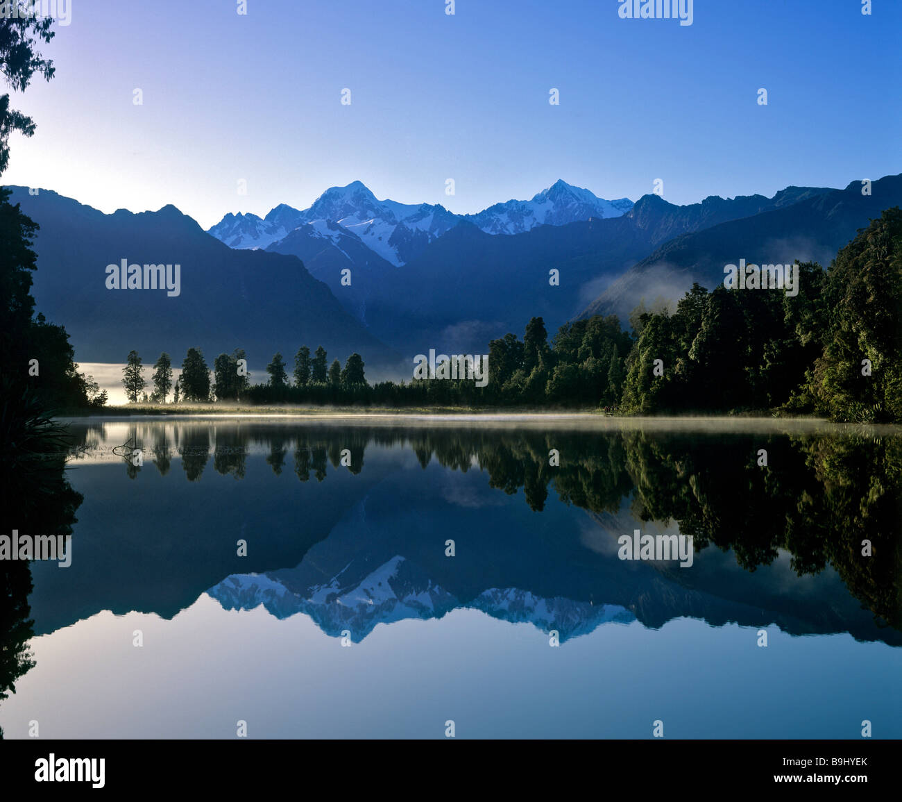 Matheson Lago con o Aoraki Monte Cook riflessa sulla superficie, Alpi del Sud, Isola del Sud, Nuova Zelanda Foto Stock