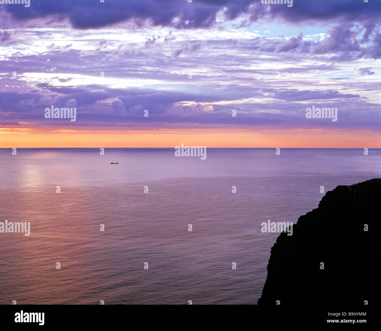 Rocce Nordkapp, luce della sera oltre oceano, altopiano di ardesia, Isola Mageroya, Norvegia Foto Stock