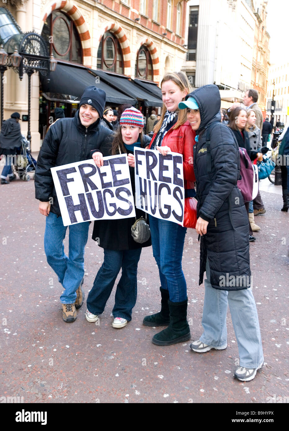 Free Hugs - Leicester Square, Londra. Inghilterra, Europa Foto Stock