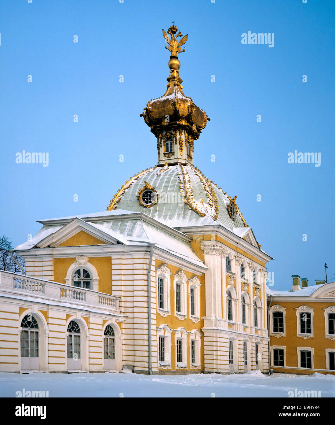 Il castello di Peterhof e chiesa di San Pietroburgo, Russia nordoccidentale Foto Stock