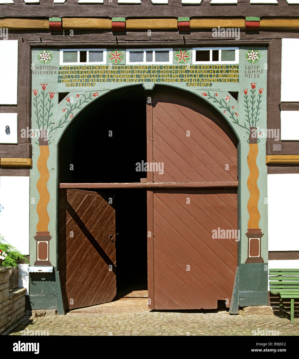 Decorate cancello in legno dal 1873, Nord Hesse, Germania Foto Stock