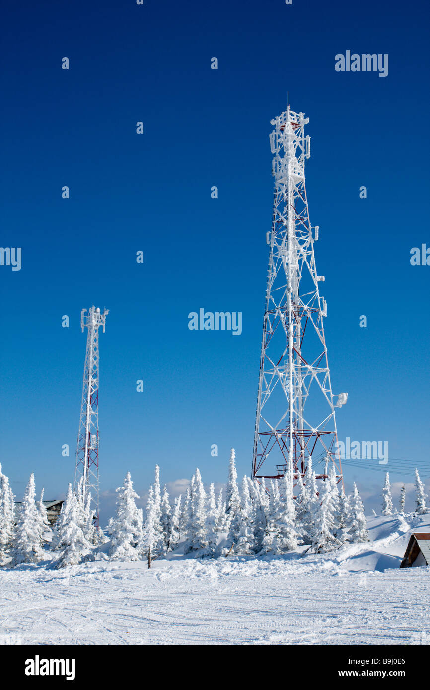 Comunicazione antenn post con cristalli di brina in inverno freddo giorno Foto Stock