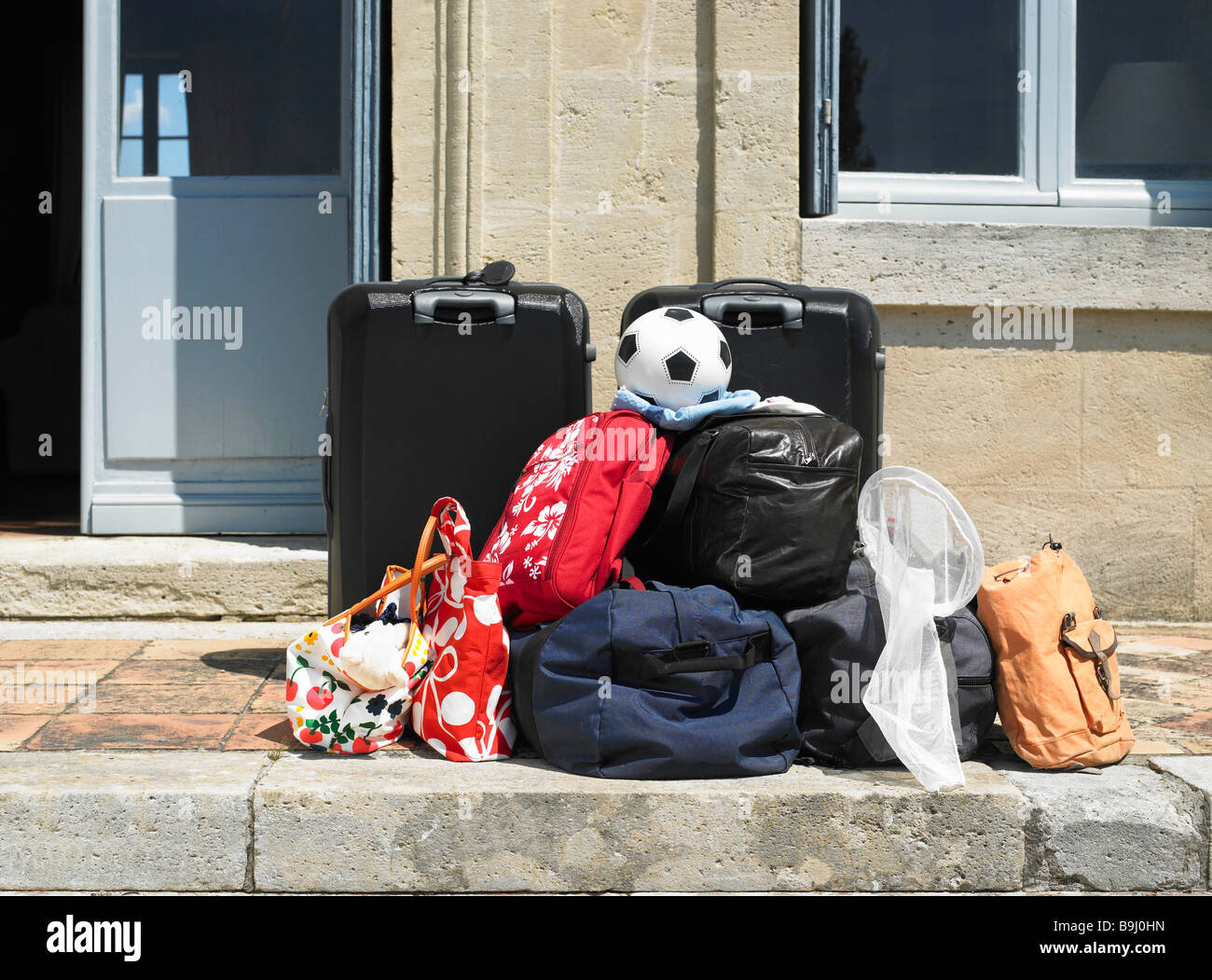 Bagagli sul gradino della porta Foto Stock