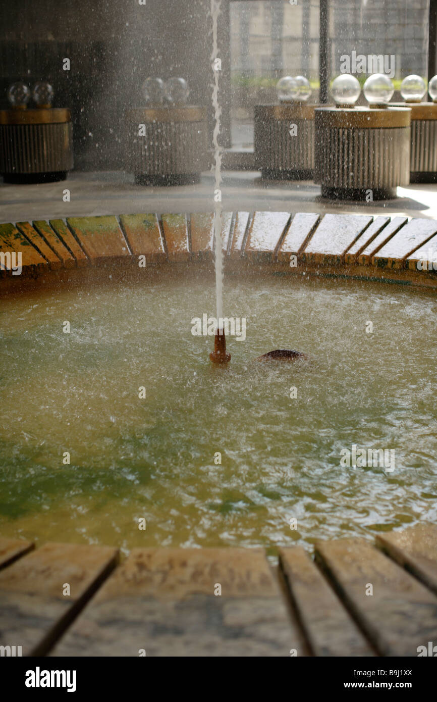 Primavera calda, temperatura 73°, Vridelni colonnade dall architetto professore Votruba, Karlovy Vary, Karlsbad, Boemia occidentale, Czech Rep Foto Stock