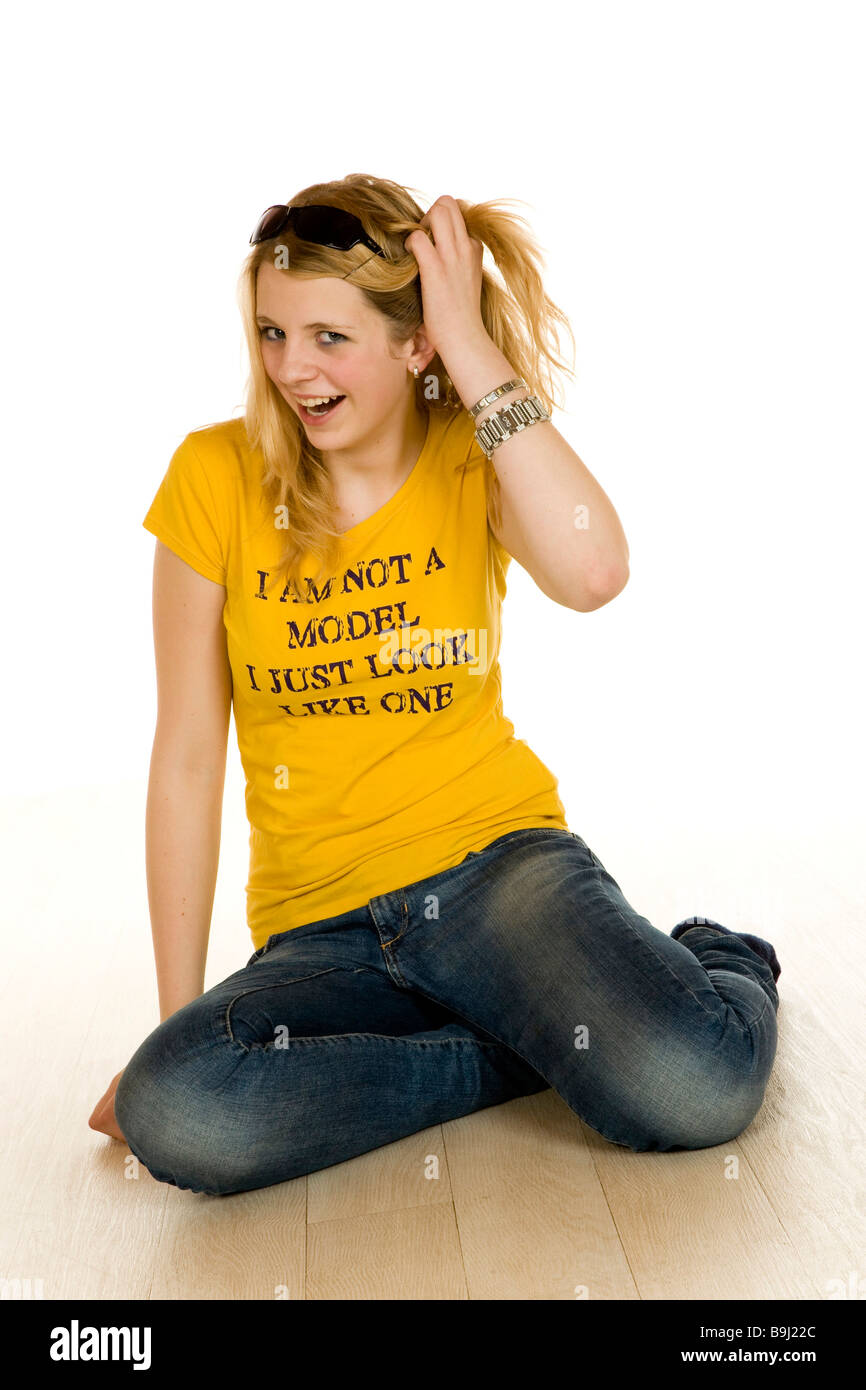13-anno-vecchia ragazza indossare una t-shirt, "io non sono un modello, mi basta guardare come un' scritto su di esso Foto Stock