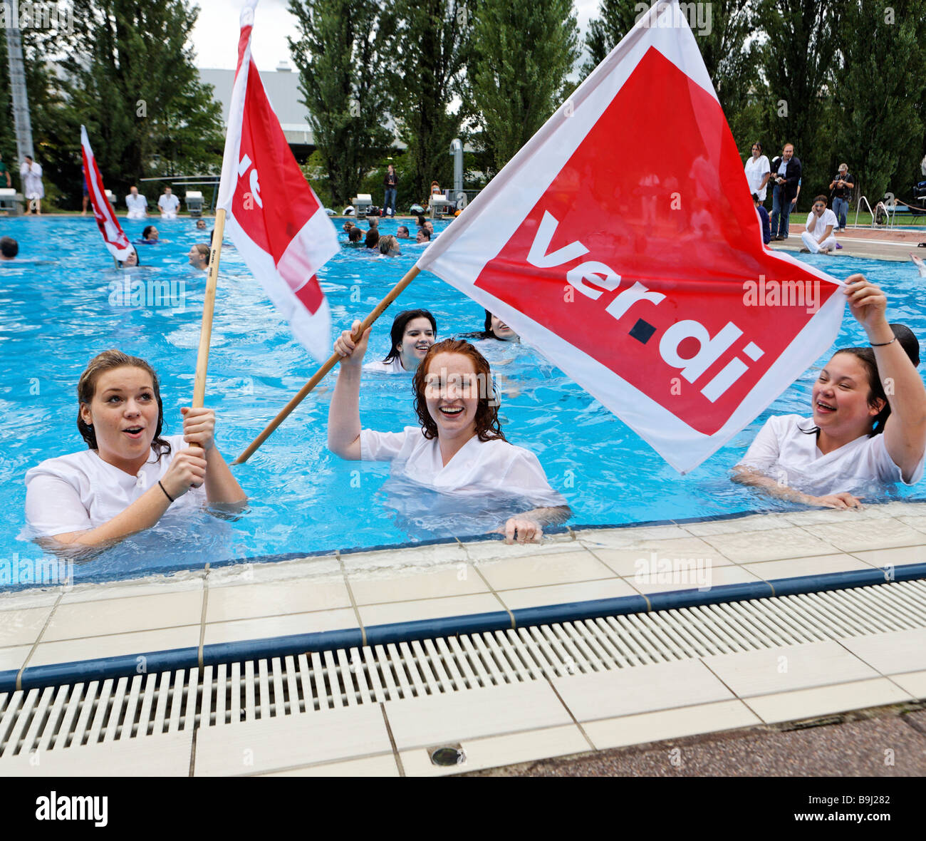 Medici e infermieri che protestavano contro le cattive condizioni di lavoro negli ospedali di Stoccarda nella piscina Inselbad, Stuttga Foto Stock