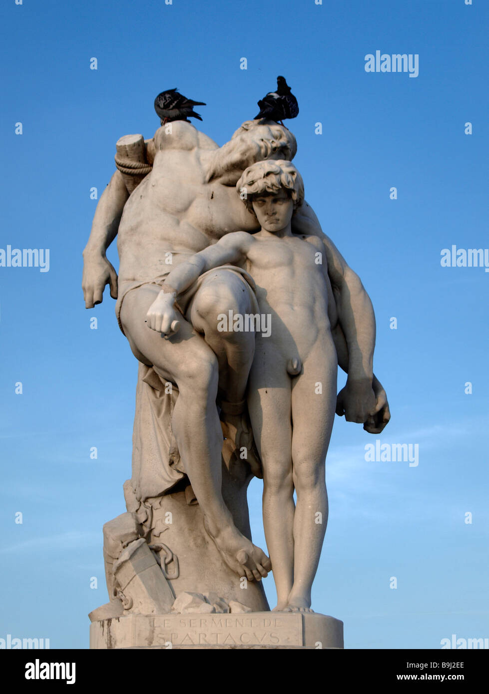 Due piccioni su una statua, maschio giovane, ragazzo e uomo, Tuileries, Parigi, Francia, Europa Foto Stock