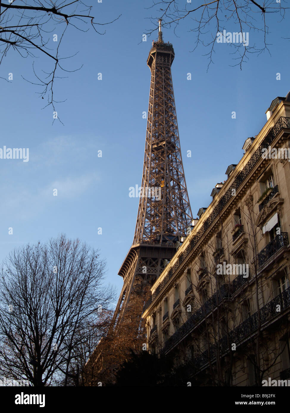 La Torre Eiffel e case residenziali, Parigi, Francia, Europa Foto Stock