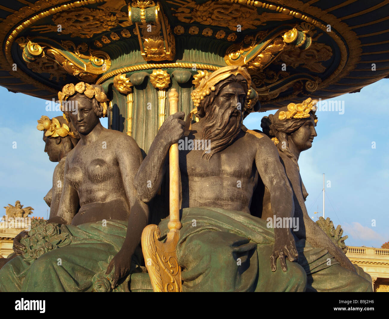 Le figure su una fontana sulla Place de la Concorde Square, Parigi, Francia, Europa Foto Stock