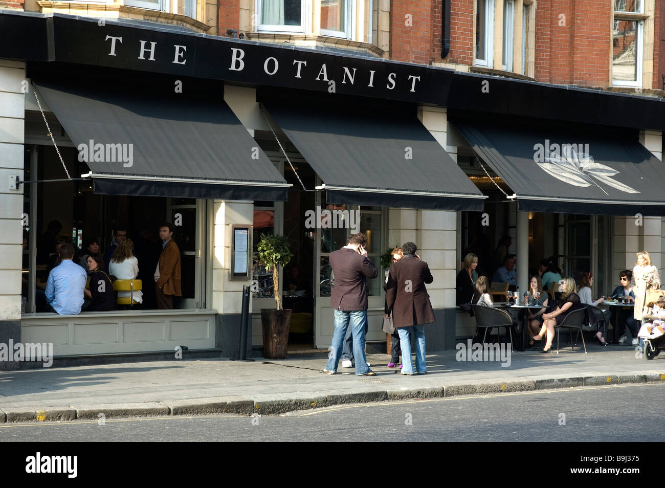 POPULAR Watering Hole e pub di Sloan Square CHELSEA LONDON REGNO UNITO Foto Stock