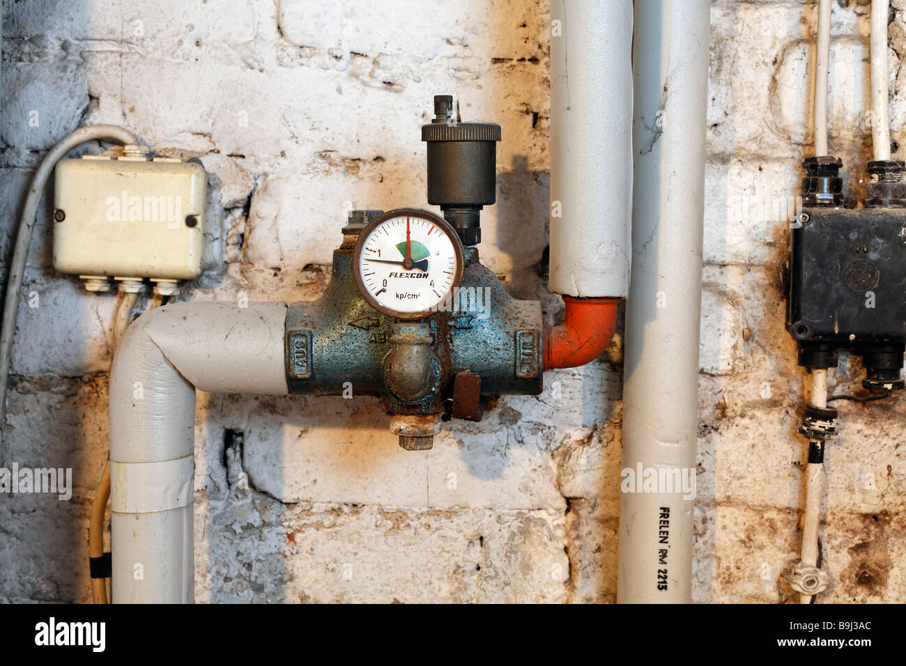 Vecchio manometro sui tubi di riscaldamento in una cantina di casa, gas  naturale sistema di riscaldamento prima di modernizzazione, Germania,  Europa Foto stock - Alamy
