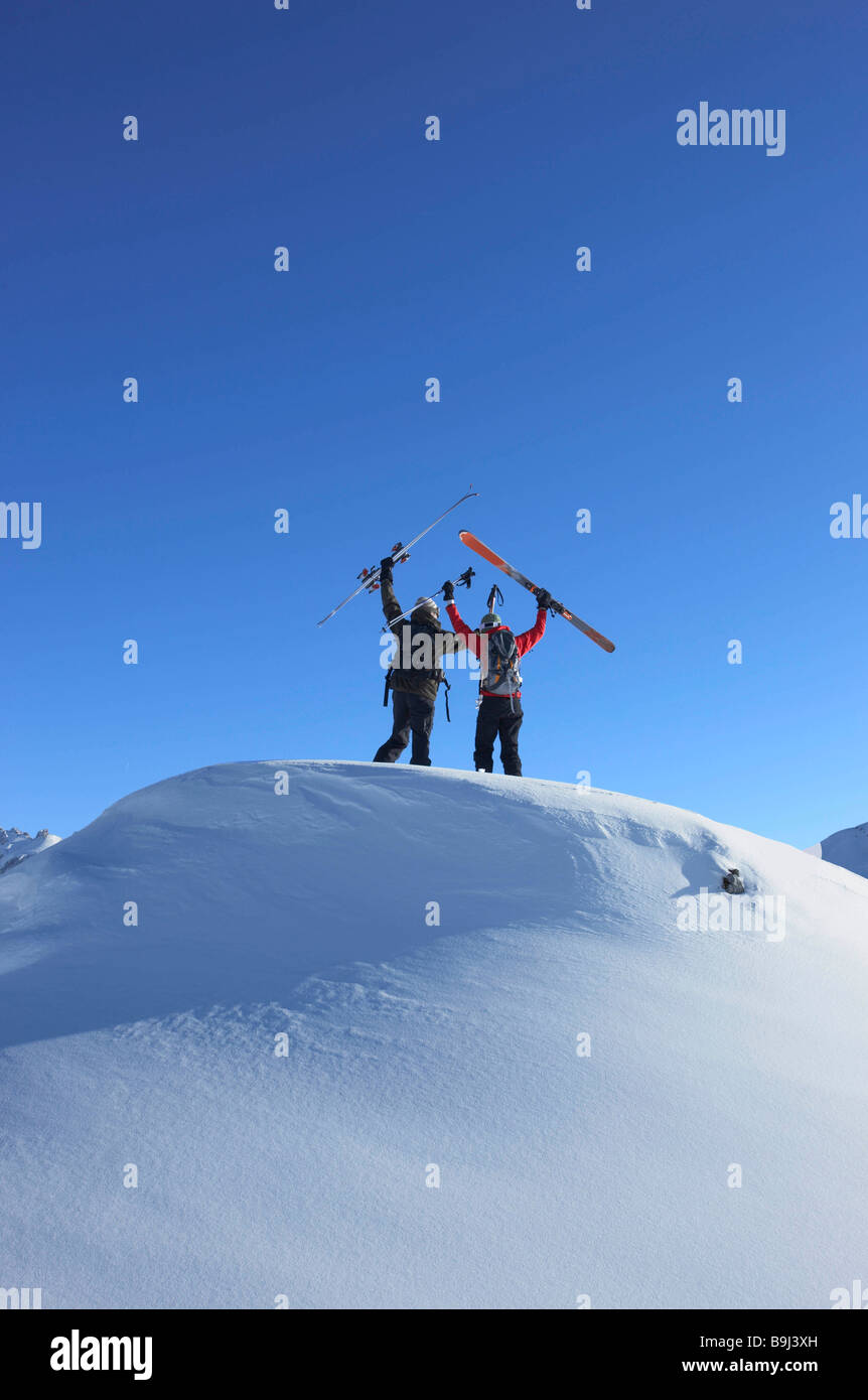 Gli sciatori sulla cima della montagna Foto Stock