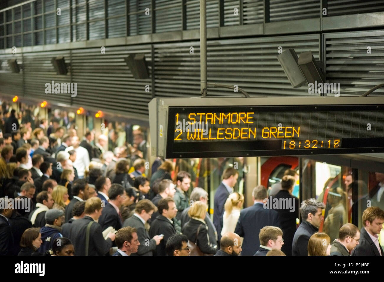 Pendolari sulla piattaforma affollate in attesa di stazione Canary Wharf Docklands Londra Regno Unito Foto Stock