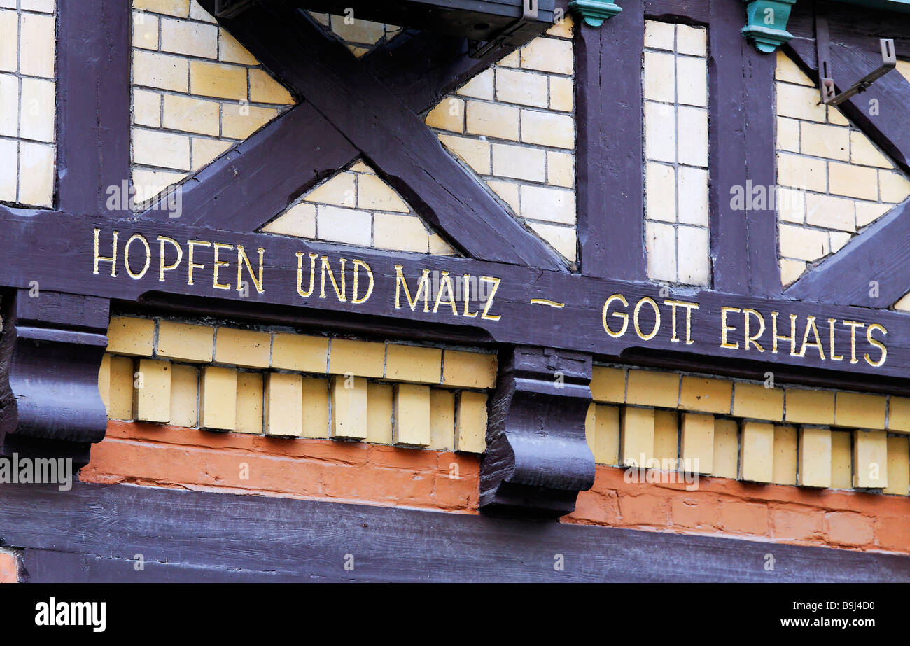Iscrizione in golden script sulla timberwork di una casa in legno e muratura, Hopfen und Malz - Gott erhalts, Dio protegga il luppolo un Foto Stock